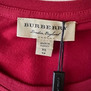 Burberry T shirt red xs.